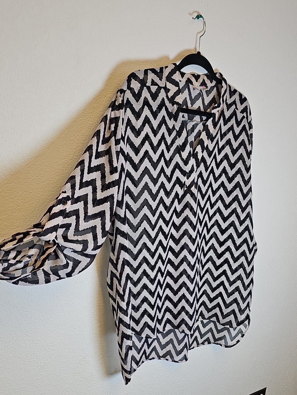 NWOT Tacera Black & White Chevron V-Neck Blouse 3/4 Sleeve 2XL HI-LO